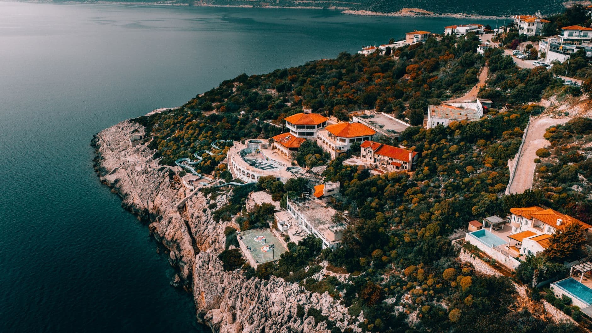 Stunning aerial view of cliffside villas along the Mediterranean coast in Antalya, Türkiye.